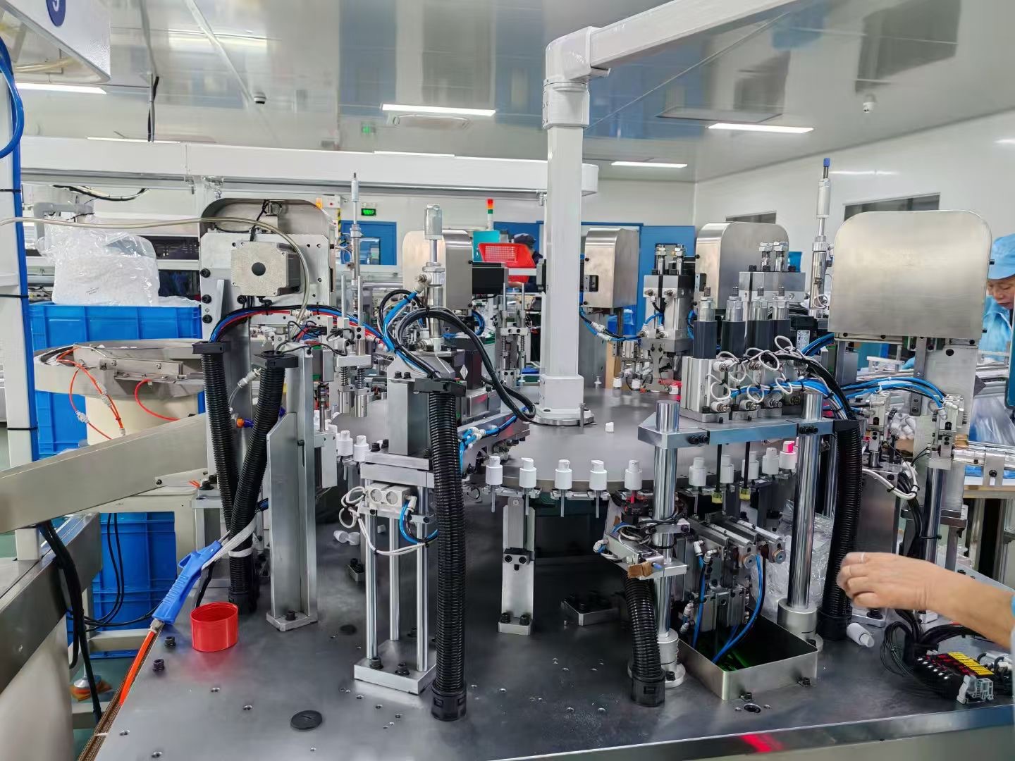 automated cosmetic bottles decoration injection molding factory